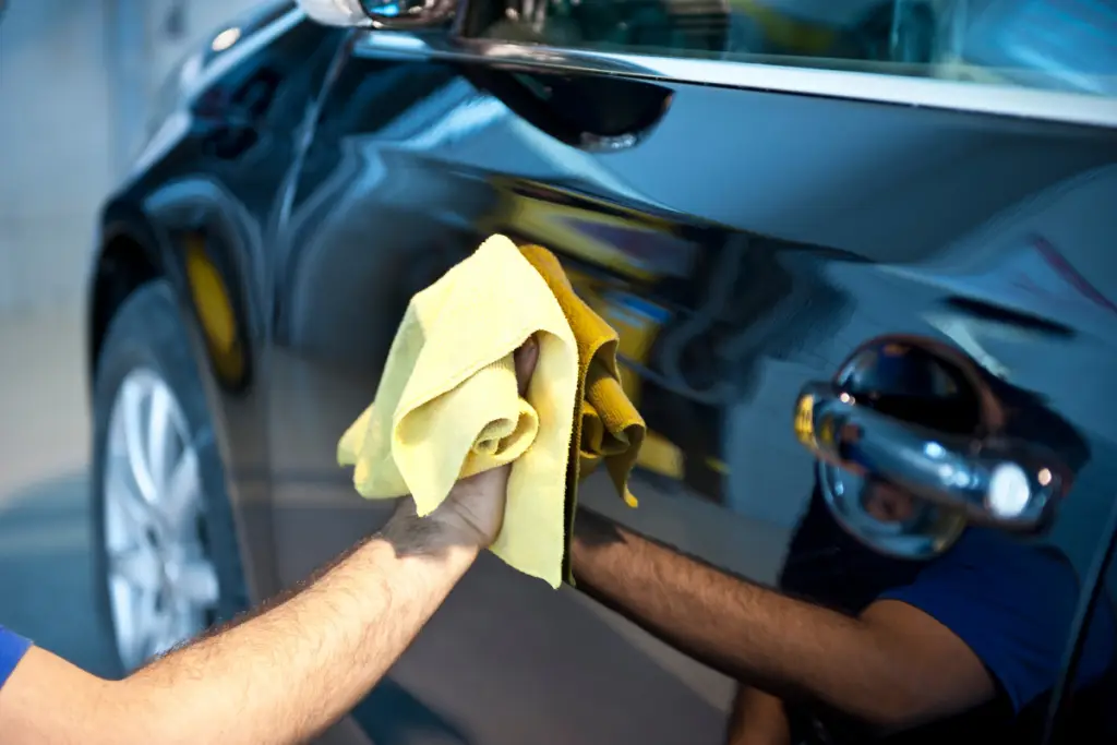 WashMeUp arabasının düşük basınçlı püskürtme sistemi ile temizlik yaptığı an